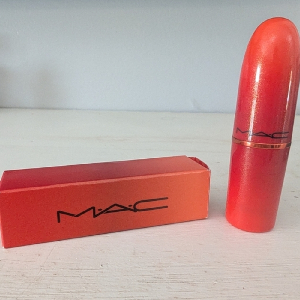 MAC Cosmetics Lookin Like Wealth Special Edition Lipstick - Picture 3 of 8